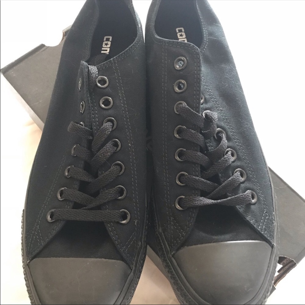 SIZE 10.5 MENS CONVERSE BRAND NEW NEVER WORN!!!